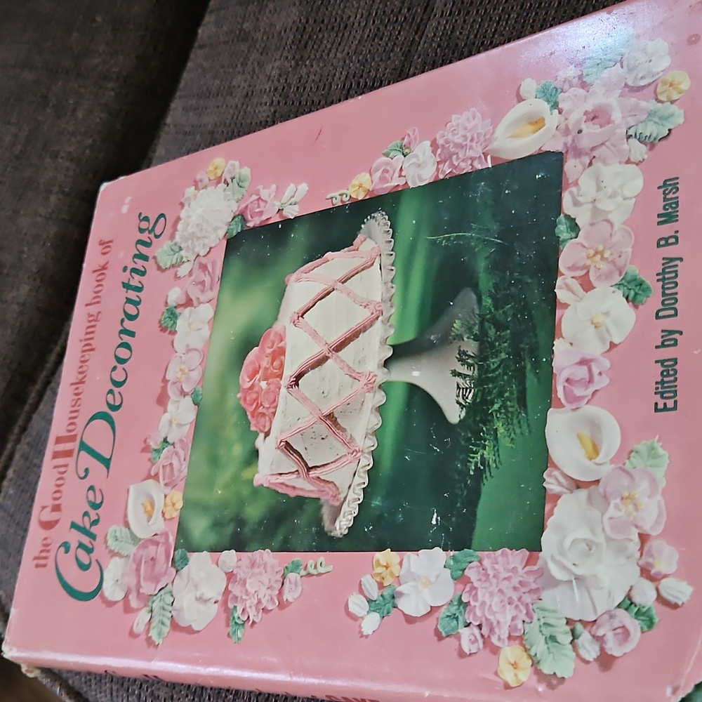 Good Housekeeping Book Of Cake Decorating